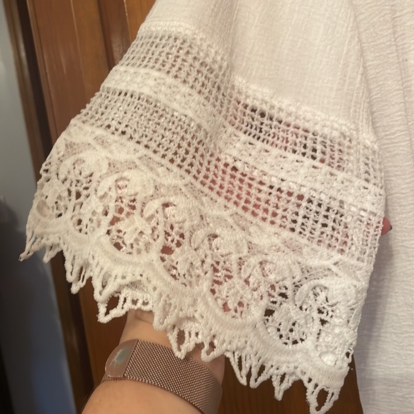 Beautiful white tunic with lace detail. Perfect for summer! - Picture 3 of 5